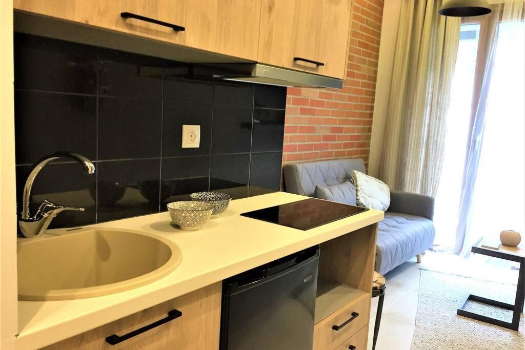 Cosy Industrial Style Little Home Just 5Minutes From Waterfront Salonic Exterior foto